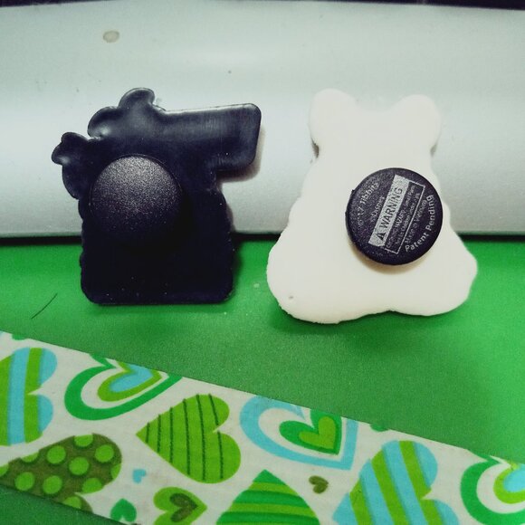 Croc charms Winnie the Poo Disney and In and Out hamburger charms - Picture 3 of 5